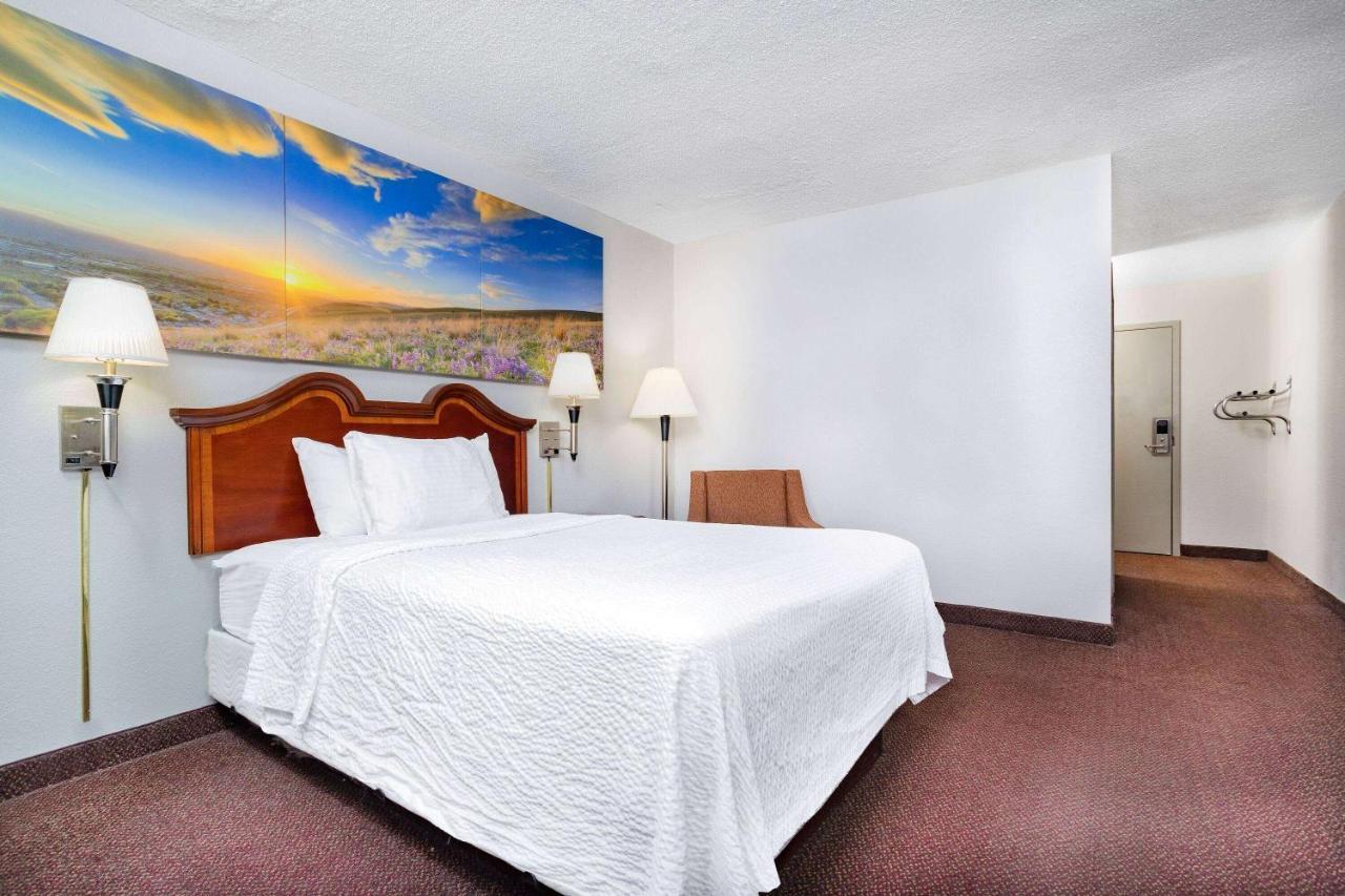 Days Inn By Wyndham Cambridge Eksteriør bilde